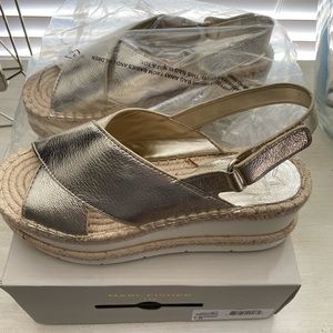 NIB 7M Marc Fisher Gandy Gold Leather Sandals